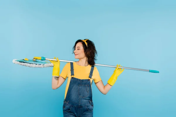 Mulher Sorridente Luvas Borracha Macacão Ganga Com Esfregona Isolada Azul — Fotografia de Stock