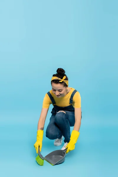 Ama Casa Positiva Overoles Mezclilla Guantes Goma Barrer Piso Azul — Foto de Stock