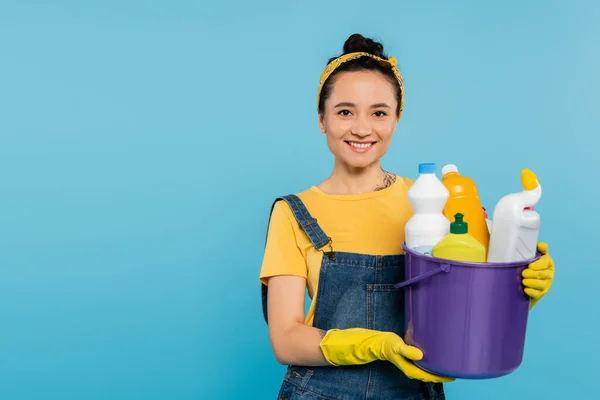 Joven Ama Casa Guantes Goma Amarilla Sosteniendo Cubo Con Detergentes —  Fotos de Stock