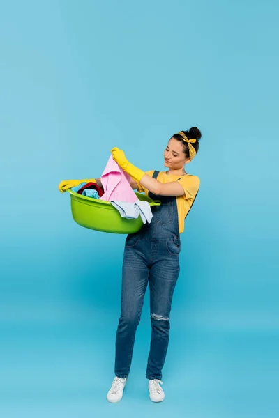 Full Length View Housewife Denim Overalls Holding Laundry Bowl Clothes — Stock Photo, Image