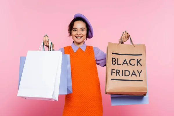 Freudige Frau Orangefarbenem Ärmellosen Kleid Mit Schwarzen Einkaufstaschen Rosa — Stockfoto