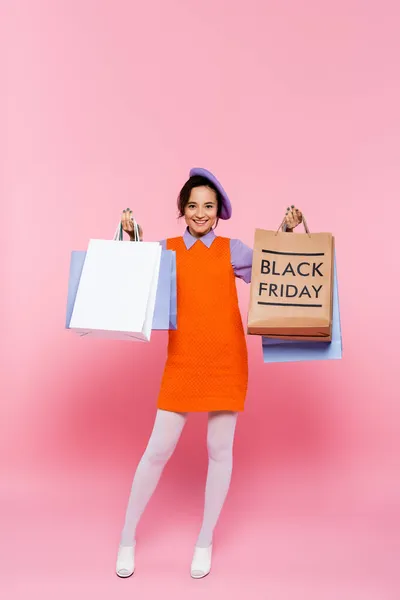 Щаслива Жінка Тримає Покупки Сумку Чорною Ятничною Пляшкою Рожевому — стокове фото