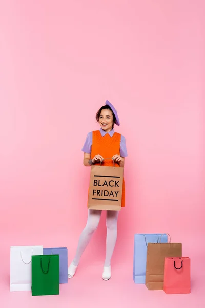 Neşeli Bir Kadın Elinde Siyah Cuma Mektuplarıyla Alışveriş Çantası Tutuyor — Stok fotoğraf