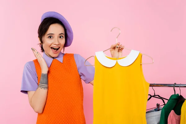 Amazed Woman Showing Wow Gesture Yellow Sleeveless Dress Rack Clothes — Stock Photo, Image