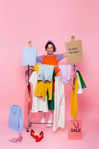 Mulher Animado Segurando Sacos Compras Perto Rack Com Roupas Venda — Fotografia de Stock