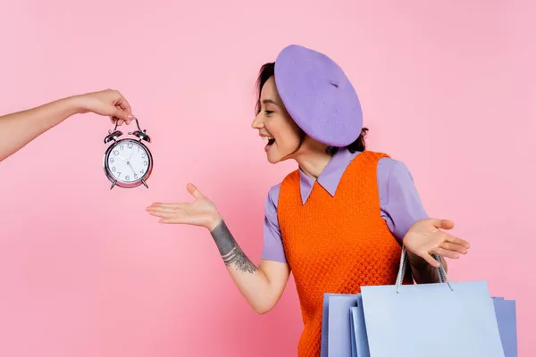 Mujer Sorprendida Mostrando Wow Gesto Cerca Mano Femenina Con Reloj — Foto de Stock