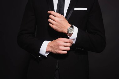 Takım elbiseli şık bir adamın siyah gömleğin düğme kollu beyaz gömleği.