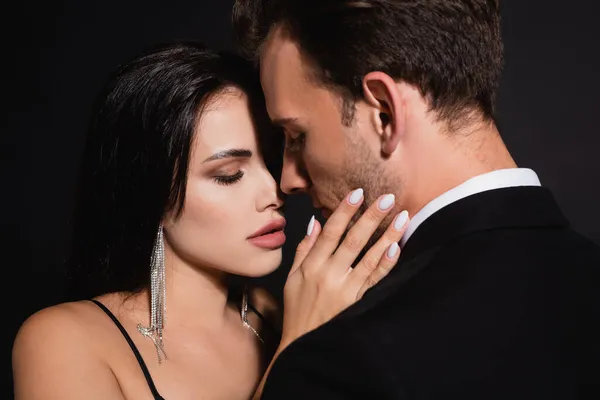 Joven Elegante Pareja Pie Cara Cara Aislado Negro — Foto de Stock