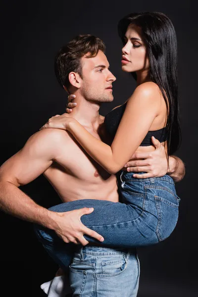 Side View Shirtless Muskulös Man Håller Kvinna Och Jeans Isolerad — Stockfoto