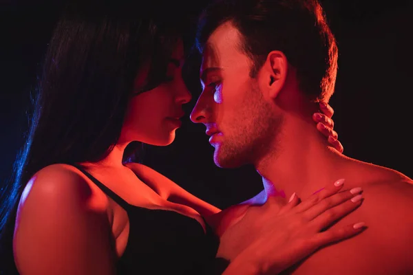Femme Sexy Embrassant Homme Torse Tout Séduisant Dans Éclairage Rouge — Photo