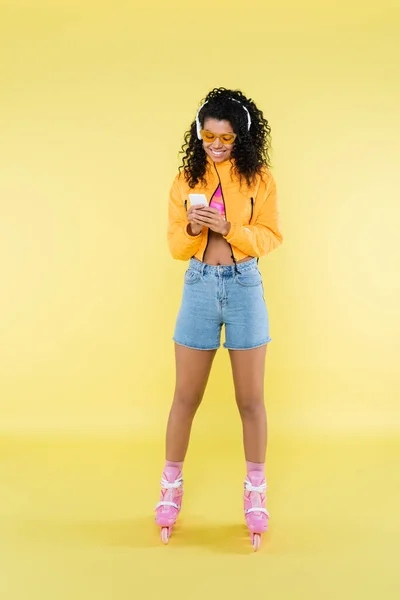 Full Length African American Young Woman Headphones Pink Roller Skates — Stock Photo, Image