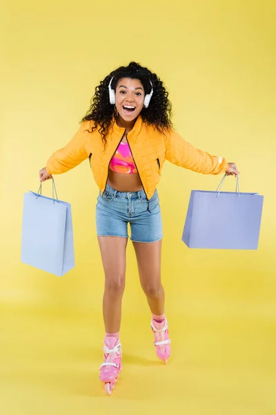 롤러스케이트를 노란색 쇼핑백을 아프리카 미국인젊은 — 스톡 사진