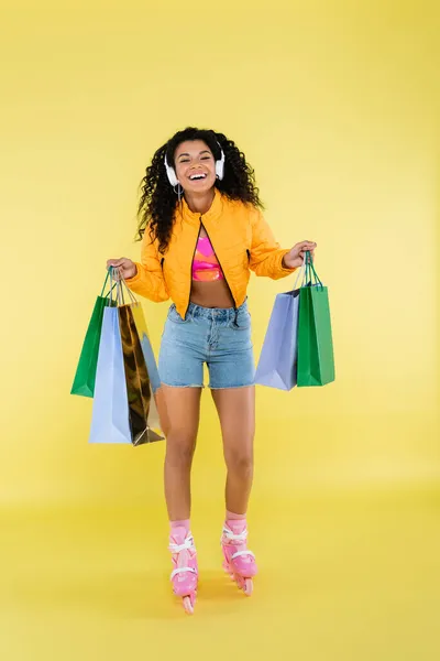 Longitud Completa Joven Afroamericana Feliz Patines Auriculares Con Bolsas Compras — Foto de Stock