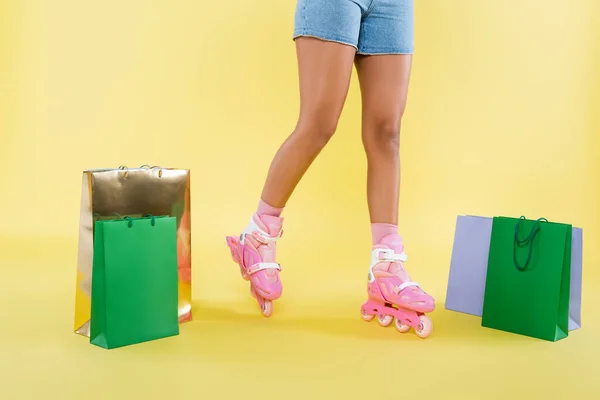 Vista Recortada Mujer Afroamericana Patines Cerca Bolsas Compras Amarillo — Foto de Stock