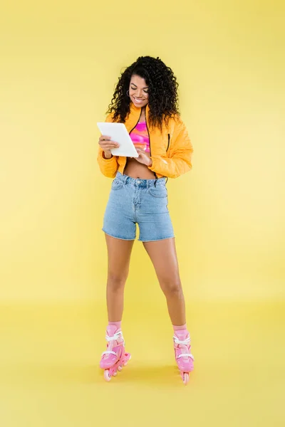 Longitud Completa Joven Afroamericana Positiva Patines Con Tableta Digital Amarillo — Foto de Stock