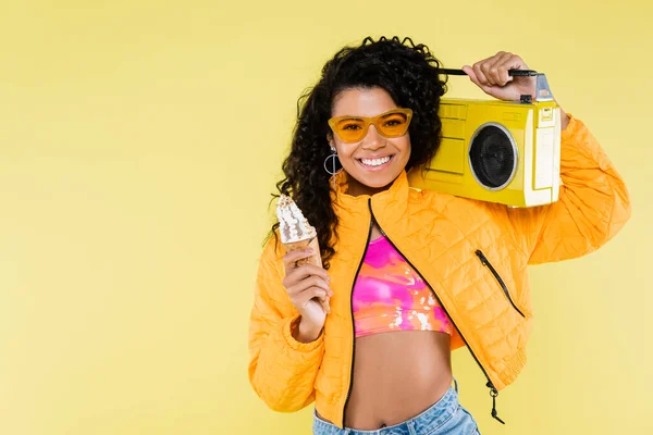 Щаслива Афроамериканська Молода Жінка Сонцезахисних Окулярах Тримає Морозиво Конус Бумбокс — стокове фото