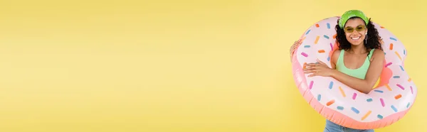 Positivo Africano Americano Jovem Mulher Com Anel Inflável Isolado Amarelo — Fotografia de Stock