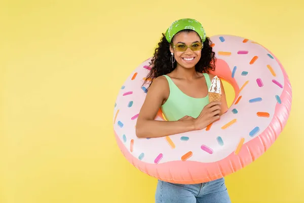 Mujer Joven Afroamericana Positiva Pie Con Anillo Inflable Cono Helado — Foto de Stock