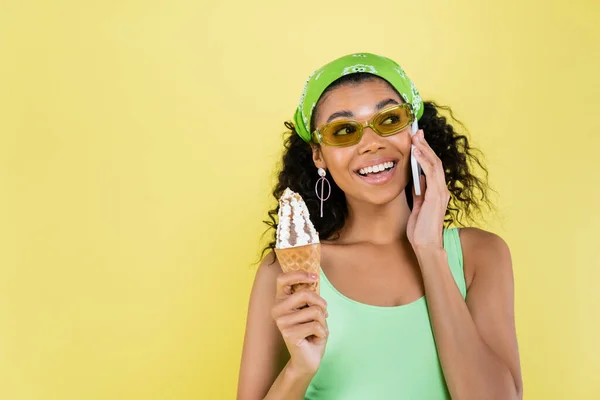 Šťastný Africký Američan Žena Slunečních Brýlích Drží Zmrzlinu Kornout Mluvit — Stock fotografie
