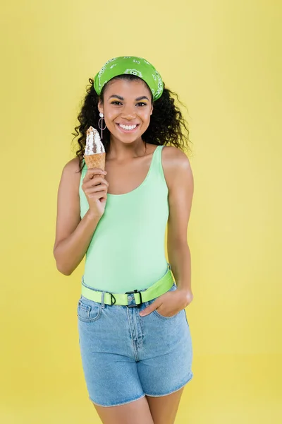 Mujer Afroamericana Feliz Pañuelo Verde Sosteniendo Helado Pie Con Mano — Foto de Stock