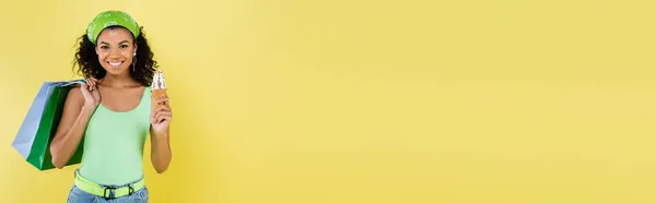 Щаслива Афроамериканка Зеленому Хустці Тримає Морозиво Конус Сумки Покупок Ізольовані — стокове фото