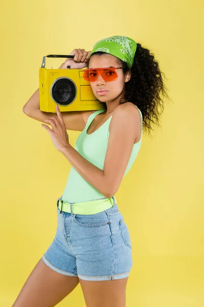 Joven Afroamericana Joven Pañuelo Verde Gafas Sol Sosteniendo Boombox Aislado — Foto de Stock
