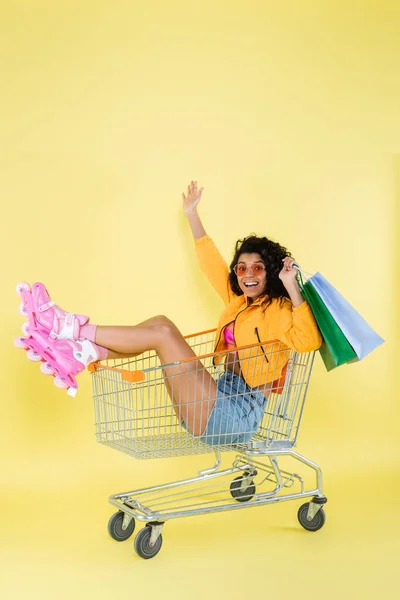 Sorprendió Joven Afroamericana Patines Rosados Sosteniendo Bolsas Compras Mientras Estaba — Foto de Stock