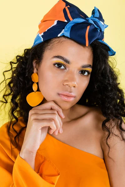 Afro Americana Kerchief Olhando Para Câmera Isolada Amarelo — Fotografia de Stock