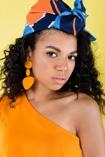 Encaracolado Afro Americano Mulher Kerchief Olhando Para Câmera Isolada Amarelo — Fotografia de Stock