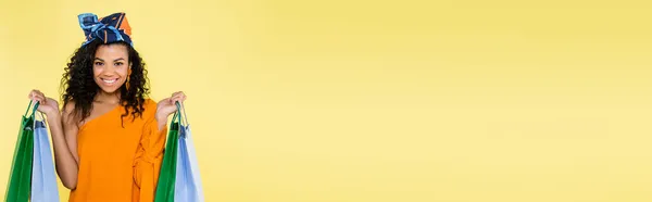 Veselá Africká Američanka Holým Ramenem Držící Nákupní Tašky Izolované Žluté — Stock fotografie