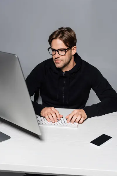 Programmerare Glasögon Med Hjälp Dator Nära Smartphone Isolerad Grå — Stockfoto