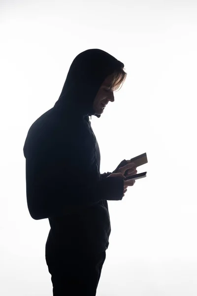 Widok Boku Hakera Posiadającego Telefon Komórkowy Kartę Kredytową Izolowane Białym — Zdjęcie stockowe
