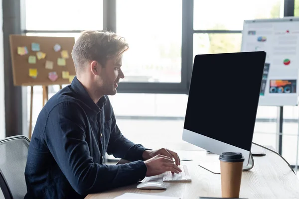 Side View Programmer Using Computer Coffee Office — Stock Photo, Image