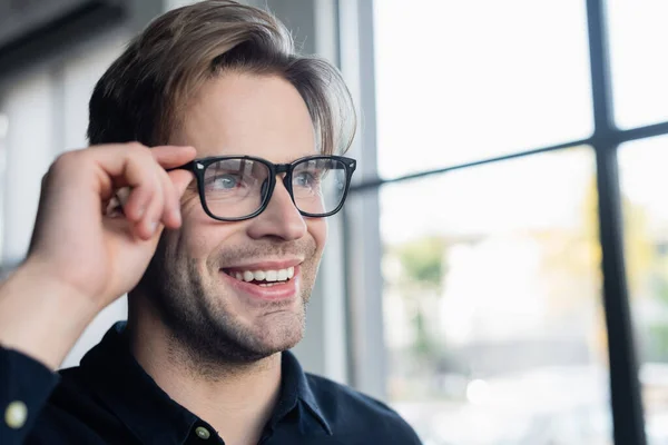 Fröhlicher Programmierer Mit Brille Schaut Büro Weg — Stockfoto