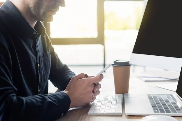 Vista Recortada Del Programador Usando Smartphone Cerca Computadoras Café Para — Foto de Stock