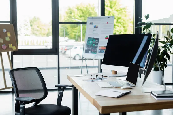 Computadores Com Tela Branco Perto Notebook Óculos Mesa Escritório — Fotografia de Stock