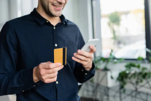 Cropped View Blurred Programmer Holding Credit Card Smartphone Office — Stock Photo, Image