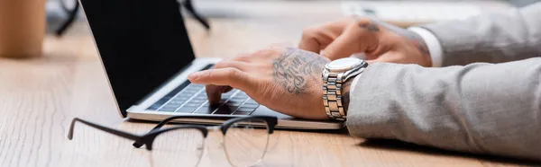 Vista Recortada Hombre Negocios Tatuado Reloj Pulsera Escribiendo Ordenador Portátil — Foto de Stock