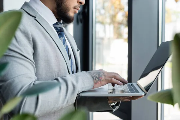 Cropped View Businessman Typing Laptop Blank Screen Blurred Foreground — Stock Photo, Image