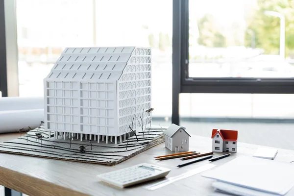 Modelos Casa Lápices Calculadora Borrosa Escritorio Oficina Construcción — Foto de Stock