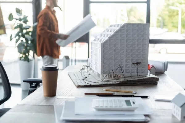 Enfoque Selectivo Modelo Casa Taza Papel Escritorio Cerca Arquitecto Pie — Foto de Stock