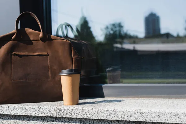 Papieren Beker Met Koffie Buurt Van Bruin Lederen Aktetas Grens — Stockfoto