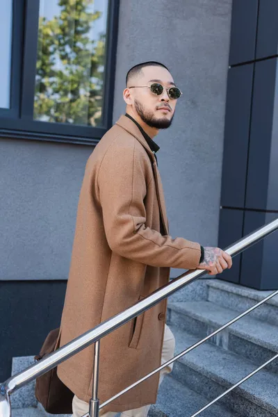 Moda Asiático Hombre Gafas Sol Mirando Lejos Escaleras Gris Edificio — Foto de Stock