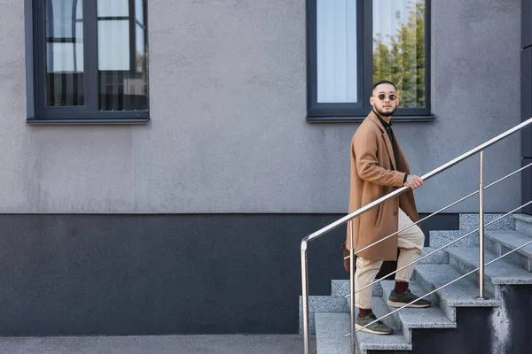 Volle Länge Ansicht Der Trendigen Asiatischen Mann Fuß Nach Oben — Stockfoto