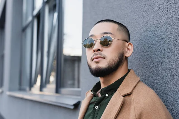 Pria Asia Berjanggut Dengan Pakaian Musim Gugur Dan Kacamata Hitam — Stok Foto