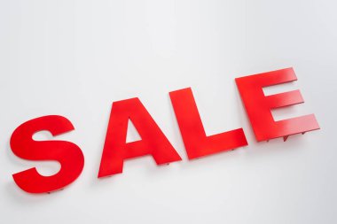 Beyaz arkaplanda kırmızı satış harflerinin yüksek açılı görünümü 