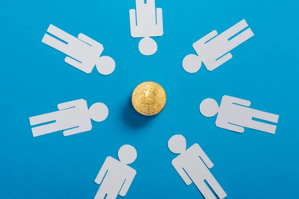 Top View White Paper Cut People Circle Golden Bitcoin Blue — Stok Foto