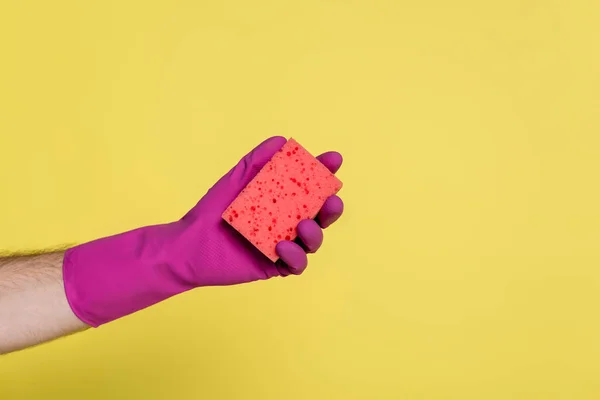 Обрізаний Вид Людини Рожевій Гумовій Рукавичці Тримає Губку Ізольовано Жовтому — стокове фото