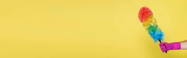 Частичный Вид Человека Резиновой Перчатке Держащий Пылевую Щетку Изолированную Желтом — стоковое фото