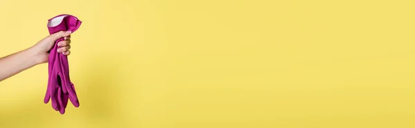 Ausgeschnittene Ansicht Einer Frau Mit Rosa Gummihandschuhen Auf Gelb Banner — Stockfoto